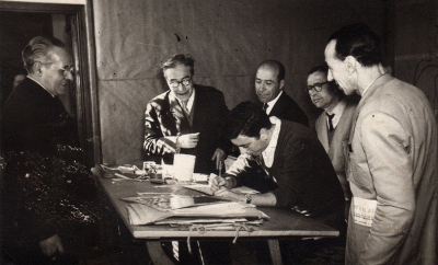 Visita de l'escriptor Josep Pla, a la fàbrica de catifes i tapissos Aymat de Sant Cugat del Vallès l'any 1961. A la imatge, al costat de Carles Vergés.