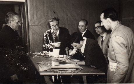 Visita de l'escriptor Josep Pla, a la fàbrica de catifes i tapissos Aymat de Sant Cugat del Vallès l'any 1961. A la imatge, al costat de Carles Vergés.